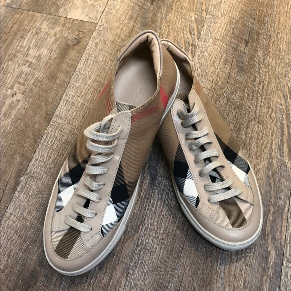 Women’s NWOT Burberry Sneaker Size 37